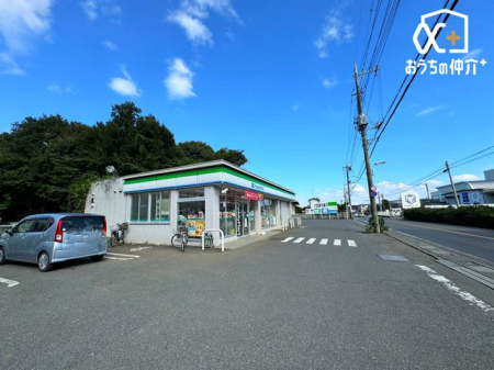 周辺環境 ファミリーマート　所沢ネオポリス店 徒歩14分。24時間営業なので、急なお買い物にも便利です。飲食物や軽い日用品を販売しております。駐車場；有 1070m