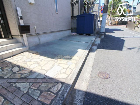  カースペースの様子です。前面道路は交通量も少なく、お車の出し入れも安心してスムーズに行えます。