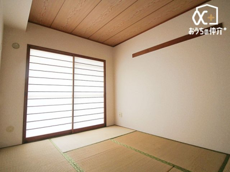 その他内観 リビング横にある6帖和室です。畳にゴロンと寝転んで癒しの時間を過ごせます。