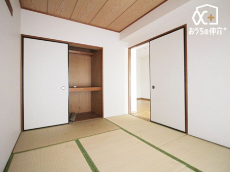 その他内観 リビング横の和室は来客時や赤ちゃんを寝かせる場面で重宝します。