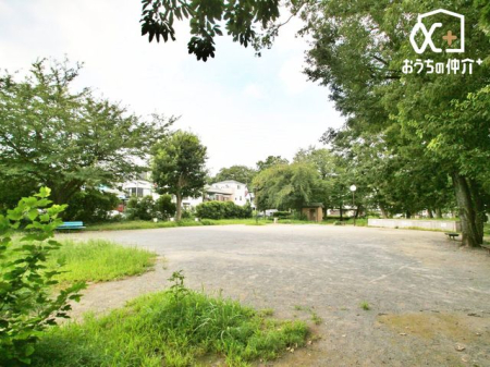 周辺環境 栗原緑地公園 徒歩10分。整備されている雑木林の公園。緑いっぱいの園内にはコンビネーション遊具やスプリング遊具、健康遊具などが設置されています。雑木林の中の木陰で遊べるので、夏場でも過ごしやすいのが…