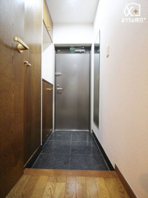 玄関 備え付けのシューズボックスがあり、靴や小物をしっかり収納でき、玄関がスッキリ整い、毎日の身支度が快適になります。