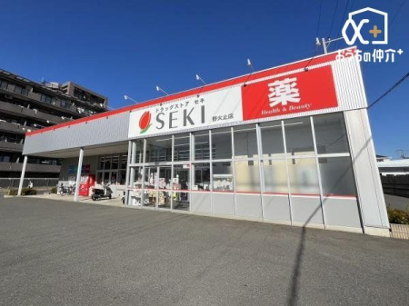 周辺環境 ドラッグストアセキ野火止店 徒歩7分。営業時間：9:00～23:00、駐車場：あり 560m