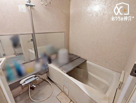 浴室 シンプルで、落ち着きのあるバスルームです。1日の疲れをゆったりと癒す、ゆとりある時間としてお使いいただけそうですね！