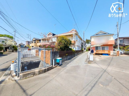 現地土地写真 前面道路は車通りの少ない通りです。