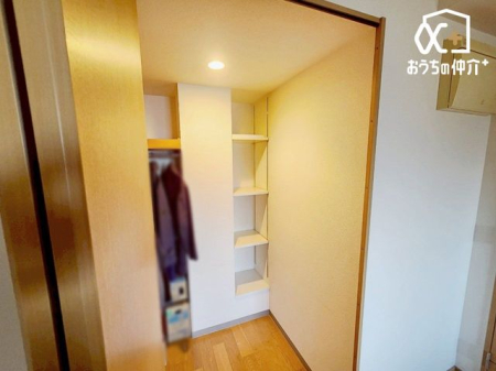 収納 《ウォークインクローゼット》棚やハンガーの配置を自由に調整可能。収納物に合わせて最適なレイアウトを実現。