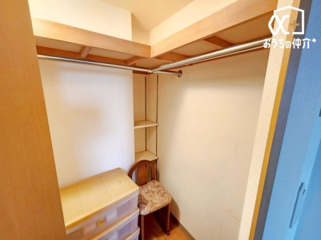 収納 洋服だけでなく、バッグや帽子などの小物も収納でき、コーディネートもしやすくなります。スーツケースなどの大きな物も収納できるのも魅力的。季節ごとのお洋服をまとめて置けるので衣替えが不要になります。