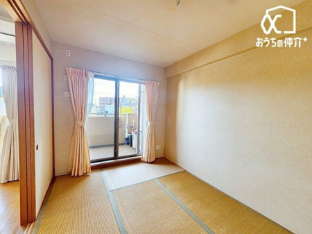その他内観 リビングに隣接しており、家事スペースとしてもお子様の遊び場としてもご活用いただけます。伝統的な畳の風合いが魅力の和室は、寛ぎの場として適しています。柔らかな自然光が差し込み、居心地の良さを演出します。