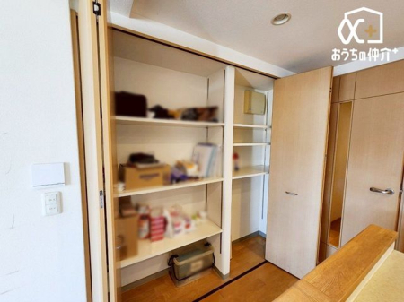 収納 《リビング収納》書類や日用品、掃除道具など手の届きやすいところにスッキリ収納できます。
