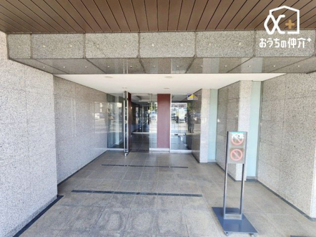 エントランス マンションのエントランスは住まいの顔。明るく開放的な空間が、住む方や来客に心地よい印象を与えます。