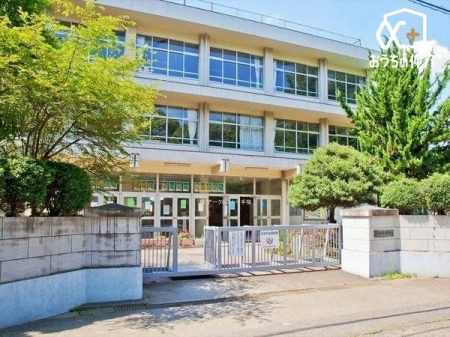 周辺環境 徒歩7分。所沢市立美原中学校 520m