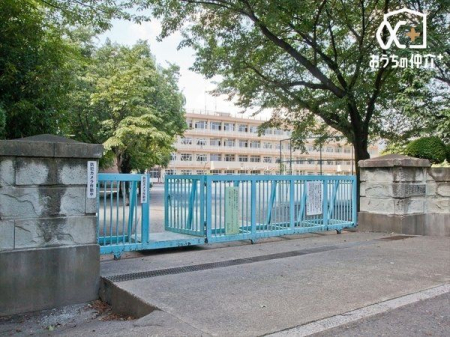 周辺環境 徒歩2分。所沢市立美原小学校 160m