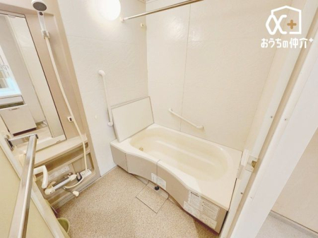浴室 落ち着きのある空間でリラックスバスタイム。バスタブにつかって寛ぎながら心と体をリフレッシュ。一日の疲れを癒してくれる清潔感のあるバスルーム。