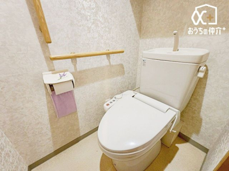 トイレ 手すり付きトイレは、立ち座りの動作が楽になり、高齢者や体の不自由な方にも安心・安全です。毎日の暮らしに優しさをプラスできます。