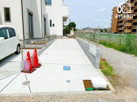 その他内観 お掃除のしやすさがポイントです。床に水をこぼしてしまったり、食べこぼしなどで汚れてしまった場合でも掃除に手間がかかりません。またフローリングはダニの繁殖を抑えることができ、衛生面でも役立ちます。
