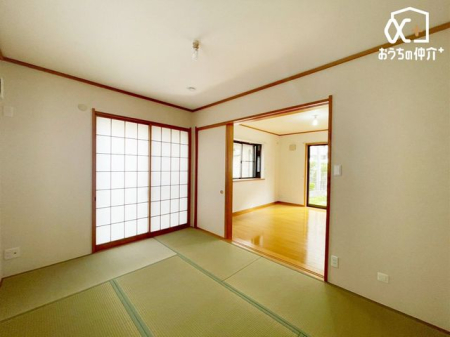 その他内観 和室は来客時や子育てシーンにも重宝。ゆったり落ち着ける和室。お子様のお昼寝や遊び場にも重宝します。