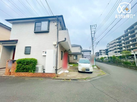  車並列2台駐車可能です。車通り少なくゆったりと駐車可能です。