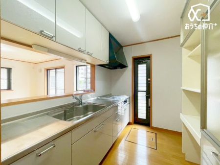 キッチン ～Kitchen～カウンターキッチン　奥様目線のお料理空間。カウンターキッチン。家事をしながらもお子様から目を離さない。朝はご主人様と談笑する。カウンターキッチンだからこそ可能な日常です。