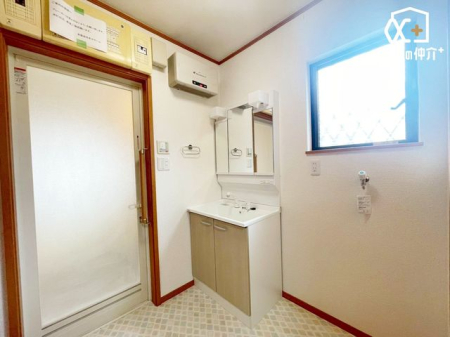 洗面台・洗面所 ～Wash room～三面鏡タイプの洗面化粧台です。鏡の裏や引き出しにしっかり収納できるのでスタイリッシュな空間を保てます！