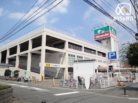 周辺環境 島忠新座店 徒歩16分。営業時間：午前9時～午後8時 駐車場：有 1260m