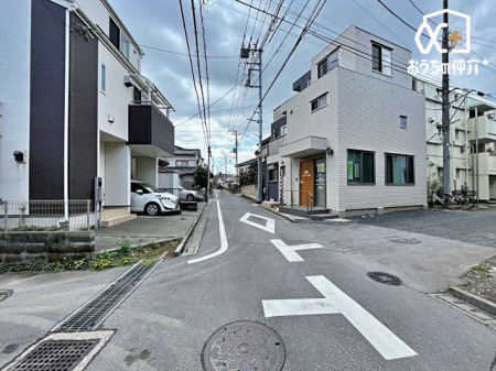 現地土地写真 車通りの少ない落ち着いた環境。お車の出し入れも落ち着いてできる、ゆったりとした環境です。現地にて是非環境をお確かめください。