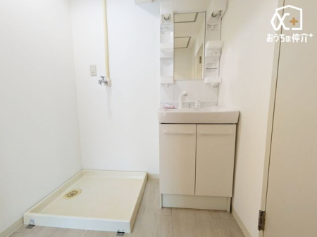 洗面台・洗面所 ～Wash room～朝の慌ただしい時間帯でも余裕を持って支度できる広いパウダールーム。もちろん収納も豊富なので見た目もスッキリと整理整頓できます。
