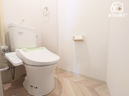 トイレ シンプルな内装のスッキリとしたトイレです。お手入れやお掃除が、簡単にできるシンプルなデザインのトイレです。