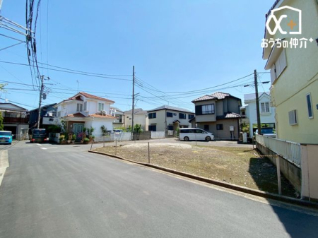 現地土地写真 北側公道の様子です。徒歩10分圏内にスーパー、コンビニ、病院、公園等揃い生活環境良好な立地です。