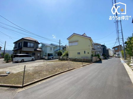 現地土地写真 駐車スペースも確保できます。商業施設が点在しているので、お車でのお出かけもスムーズ。