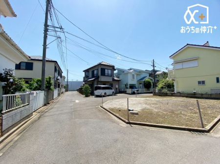 現地土地写真 車通りの少ない落ち着いた環境。お車の出し入れも落ち着いてできる、ゆったりとした環境です。現地にて是非環境をお確かめください。