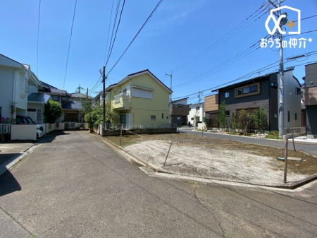 現地土地写真 南側公道の様子です。徒歩10分圏内にスーパー、コンビニ、病院、公園等揃い生活環境良好な立地です。