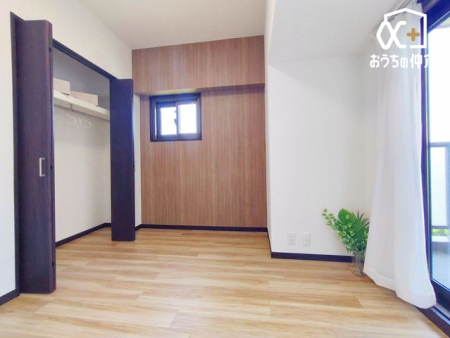 周辺環境 徒歩4分。【サンドラッグ狭山店】営業時間：9時00分～21時45分　食料品なども充実のドラッグストア　駐車場：あり 280m