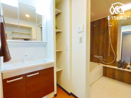 その他 屋根付き駐輪場。