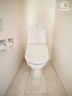 トイレ シンプルな内装のスッキリとした1階トイレです。