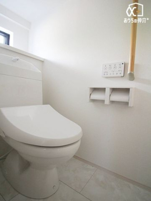 トイレ １階温水便座付きトイレの様子。小窓を空ける事で換気もしやすく、明るいトイレです！