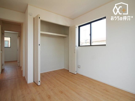 その他内観 2階　5.25帖の洋室にはクローゼットも完備。お部屋もスッキリ片付きます。