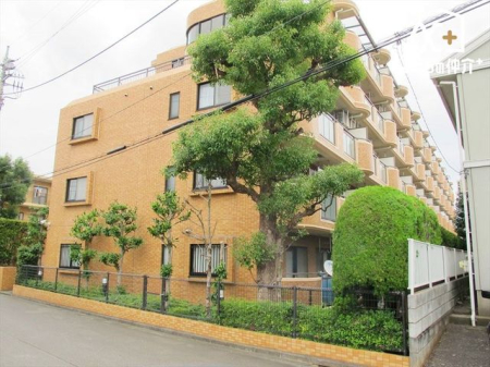 現地外観写真 陽当たりの良いマンションは、室内が明るく開放的で、心地よい空間を演出します。冬は暖かく、洗濯物も乾きやすいため快適に暮らせます。健康的で快適な生活を求める方におすすめです。