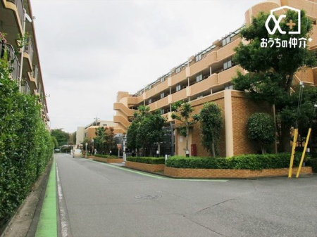 現地外観写真 陽当たりや風通しも良く、毎日を快適に過ごせる住み心地の良い住まいです。