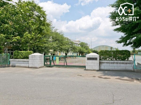 周辺環境 所沢市立三ケ島小学校 徒歩13分。敷地が広く、お子様も伸び伸び過ごせる小学校でございます。 1030m