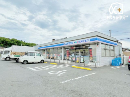 周辺環境 徒歩9分。【ローソン・スリーエフ 狭山鵜ノ木店】営業時間：24時間　国道16号に面した駐車可能台数多数の便利なコンビニ 720m