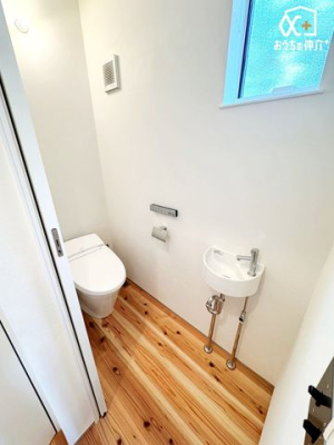 トイレ 手洗い器もある１階トイレ