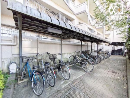 その他 駐輪場は屋根付きで雨の日でも濡れることなく安心です。また、夏は暑い陽射しからも劣化を守ってくれます。