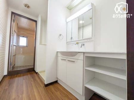 洗面台・洗面所 ～Wash room～大きな洗面　家族みんなが毎日使う洗面室。忙しい朝には使いやすい洗面で、ステキな一日のスタートをきりましょう。