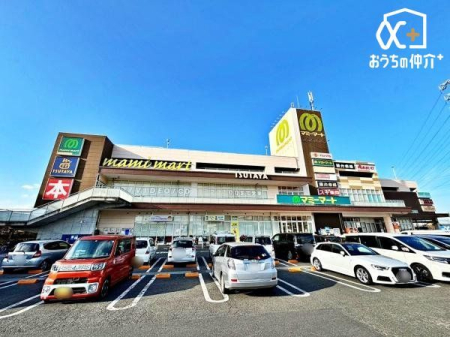 周辺環境 マミーマート所沢山口店 徒歩11分。品揃え豊富なスーパーマーケットでございます。近隣の方々でいつも賑わっております。駐車場も広いです。 820m