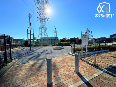 周辺環境 新井あらく公園 徒歩13分。住宅街の中にある公園。落ち着いた雰囲気で公園を独り占めできます。 970m