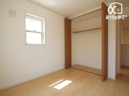 子供部屋 バルコニーに面しているため、換気もしやすい子供部屋。収納スペースもしっかりとございます。