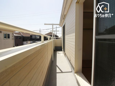 バルコニー 陽当たりの良いバルコニーです。2部屋から出入りできます。