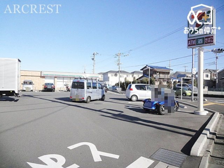 周辺環境 セブンイレブン新座西堀2丁目店 徒歩12分。みんな大好きセブンイレブン。ホットスナックが美味しい。有名店とのコラボや定期的なフェアも開催しているので飽きないですね。 890m