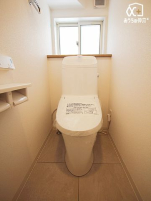 トイレ １階温水便座付きトイレの様子。小窓を空ける事で換気もしやすく、明るいトイレです！