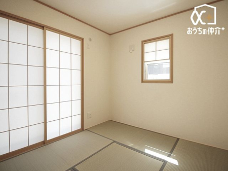 その他内観 リビング横の和室は来客時や赤ちゃんを寝かせる場面で重宝します。